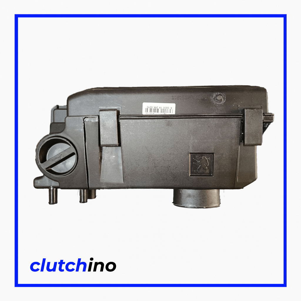 <p>درب سوپاپ پژو 405 یکی از قطعات مهم موتور است که با پوشش کامل مجموعه سوپاپ‌ها، از نشت روغن و ورود آلودگی جلوگیری کرده و نقش مؤثری در عملکرد صحیح و طول عمر موتور دارد.</p>